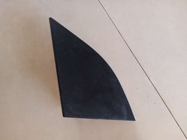 P. สามเหลี่ยมที่ประตูหน้าขวา Chev Captiva 2012. Z. ประตู